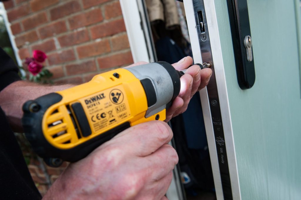 Установка замка в деревянную дверь с выездом в Кунгуре